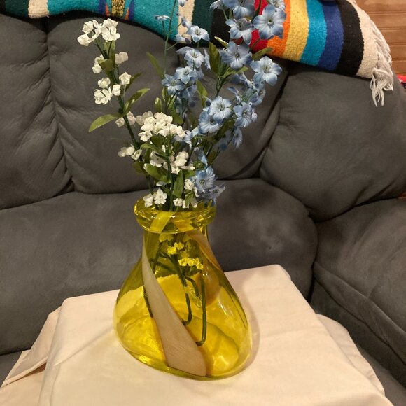 VTG Margie’s Garden Art Glass Free Form Yellow Vase w/2 White Accent Stripes-EUC - Picture 8 of 9